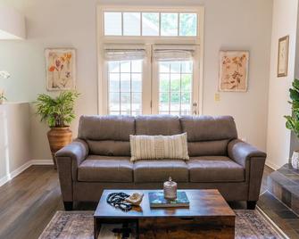 3 Beds, Kids Friendly Ranch,Jaccuzzi Tub,Walk to Food Lion,Restaurant, Keurig , sleep noise machine,,Crib,5G - Cary - Living room