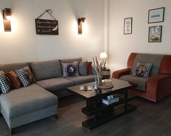 Chalet in Jounieh pool amazing sea view wifi - Jounieh - Sala de estar