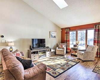 Beaver Dam Lake Retreat with Fire Pit and Dock! - Beaver Dam - Living room