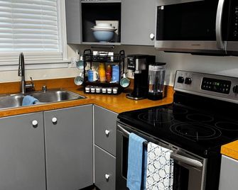 Convenient South Anchorage townhome with Heated Garage, fitness & yard areas. - Anchorage - Cocina