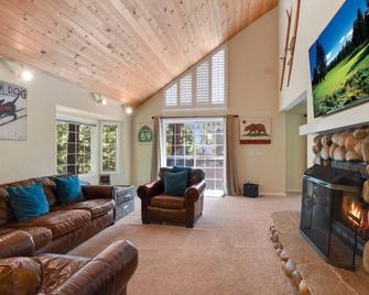 Tahoe Vista Home w/ Spa close to Northstar & Lake - Tahoe Vista - Wohnzimmer