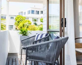 Spacious, Breezy Studio Apartment, Moments from Downtown and Beach - Tauranga - Balcó