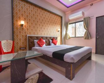 Capital O 67296 Hotel S Park Inn - Barshi - Bedroom