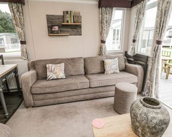 Kelly's Retreat, Family Friendly, Country Holiday Cottage in Cayton - Scarborough - Living room