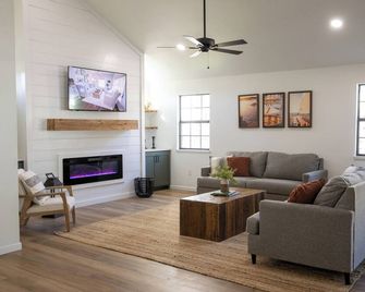 Modern Lakefront Retreat on Eagle Mountain Lake • Deck • Firepit • Canoe - Azle - Sala de estar