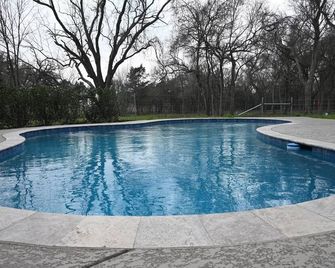 Spacious 5-bedroom Ranch House in Bellville - Bellville - Piscina