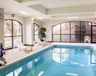 Comfort Suites Regency Park - Cary - Bể bơi
