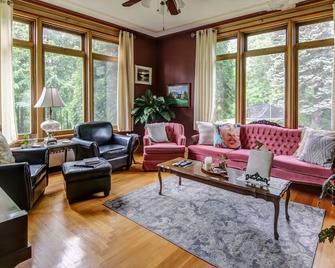 Chateau Murdock Gite et Esthétique 1950 - Saguenay - Living room