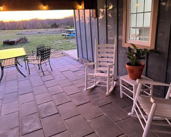 Modern Glamping Cabin in Springfield with king bed and AC on 3 private acres. - Springfield - Patio