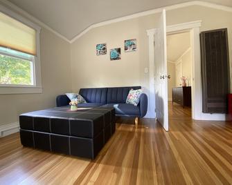 Cozy living, one block from Downtown Burlingame - Burlingame - Living room