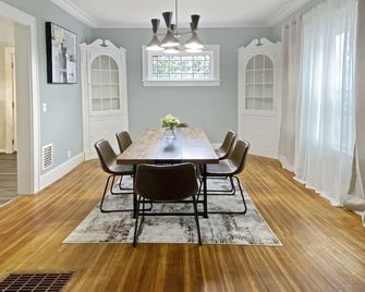 Lux 3BR, Steps from Airport, U of R & Grocery Stores - Rochester - Dining room
