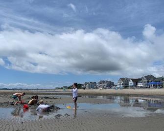 Classic beach house, private beach, summer 2025 available - Milford