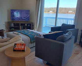 Serene 3-bedroom waterfront newly renovated house, AC, Fast WiFi, Patio - White Marsh - Sala de estar