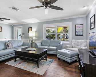 Well Appointed Home Salt Water Pool & Separate Pool House & Putting Green - Hobe Sound - Sala de estar