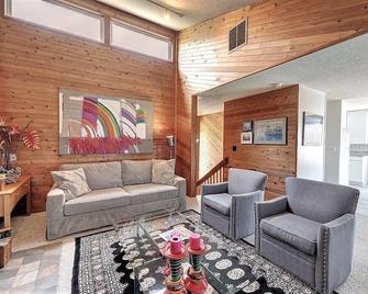 Seagull Landing-Deck overlooks ocean waves-200 ft to beach and tidepools - Arch Cape - Living room
