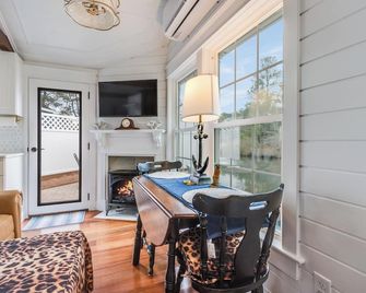Charming Tiny Home in Rehoboth Beach with a Water View - Rehoboth Beach - Dining room