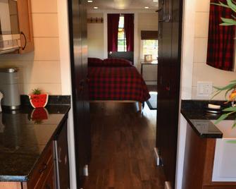 Cozy Caboose in the city - Windham