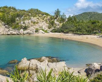 Kooyong Apartment 1 - Magnetic Island - Beach