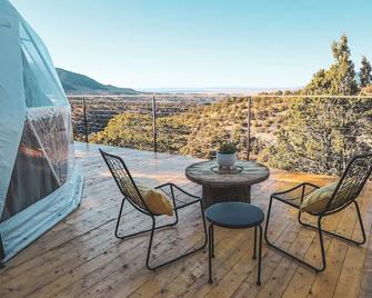 Zia Geo Dome At El Mistico Ranch, Glamping - Nogal - Balcony