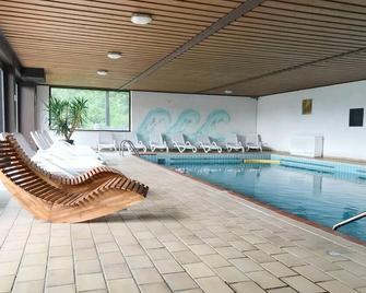 호텔 페리엔 폼 이히 - 노이키르헨 - 수영장