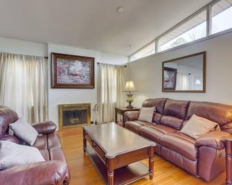 Pet-Friendly Birmingham Cottage with Private Hot Tub - Birmingham - Sala de estar