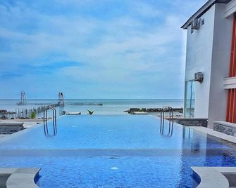 Horison Resort Antawirya Jepara - Jepara - Zwembad