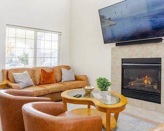 Spacious 4-bedroom house in brilliant Carson City with WiFi, AC. - Carson City - Living room