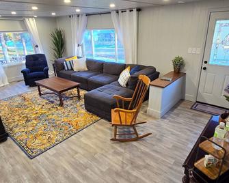 The Green House! Sleeps 12 - Trenton - Sala de estar