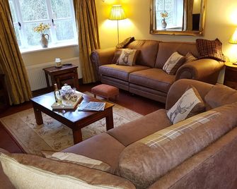 Pretty Stone Cottage: Hot Tub, Real Fire, Wifi & Riverside Views - Brecon - Living room