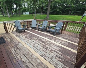 Spacious Cozy Stay with Back Patio & Family-Friendly Extras. Near S&T and I-44 - Rolla - Balcony