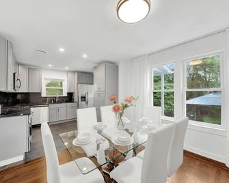 Stylish Stay in City’s Best Spot- The Perfect Stay - Yonkers - Dining room