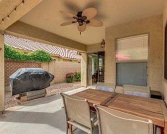 Welcome to Desert Paradise - Enjoy the Southern Facing Patio and Heated Pool! - Maricopa - Patio