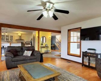 Woodland Lodge 40 acres close to Crystal Mountain - Bear Lake - Living room