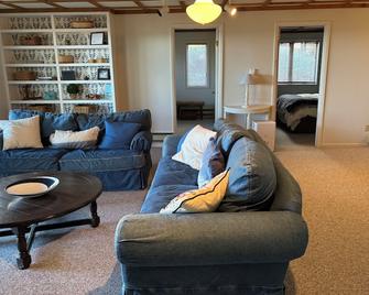 Beach House Beauty on Lake Michigan! - Pentwater - Living room