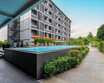 Moji Don Mueang Airport Hotel - Bangkok - 暖武里 - 游泳池