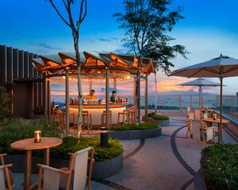 أنداز سينجابور ، باي حيات - سنغافورة - شرفة مرصوفة