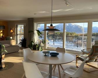 Bosdalhuset - Lavik - Comedor