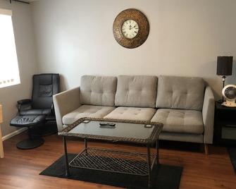 Pacific Northwest Studio Cottage - Puyallup - Living room