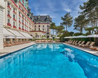 Hôtel Barrière L'Hermitage - לה באולה-אסקובלה - בריכה