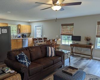 Hillside Abode in the Heart of Historic White Springs and the Suwannee River - White Springs - Sala de estar
