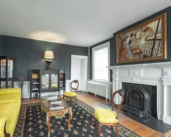 Spacious room in ca. 1830 home - Orange - Sala de estar