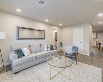 2-BR Relaxing Suite w/ Full Kitchen Near The Momentary & 8th Street Market - Bentonville - Living room