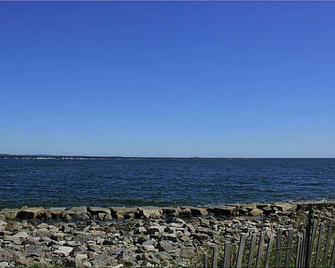 Bright and Spacious Hills Beach cottage - Biddeford - Beach