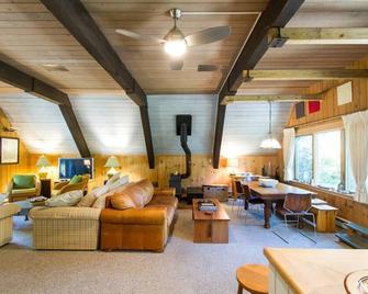 One of a Kind \' The Nauset Teepee\' Peaceful Oasis near the bay - North Eastham - Living room