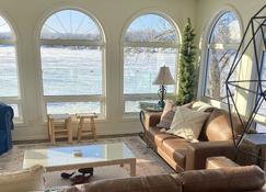 Beautiful Lakefront Luxury Home at Lake Metigoshe, Canada - Bottineau - Living room