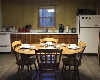 Rustic Lakeside Cabin- 3 miles from Glacier Park- get own beach & dock! - West Glacier - Comedor