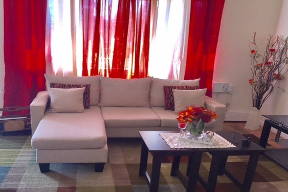 GIGI's Stunning Place - Beautiful 2 family home located in East part of Brooklyn - ניו יורק - סלון