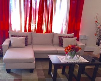 GIGI's Stunning Place - Beautiful 2 family home located in East part of Brooklyn - ניו יורק - סלון