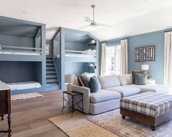 Luxe Leisure: Pool, Hot Tub & Serenity | Ash Farm - La Grange - Вітальня