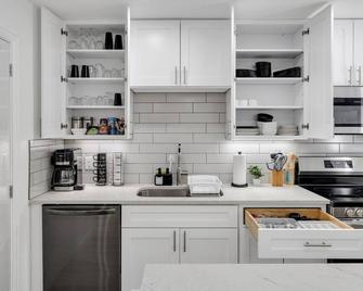 Arlington Entertainment District Home Green Door - Arlington - Kitchen